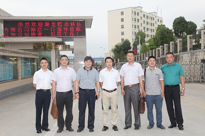 g精功(gong)科技(ji)采購(gou)中心(xin)經理(li)張國(guo)（左二(er)）   佳恒(heng)公司(si)總經(jing)理楊(yang)永明(ming)（左三(san)）    精功(gong)科技(ji)總經(jing)理孫(sun)利民(min)（左四(si)）   精功(gong)科技(ji)常