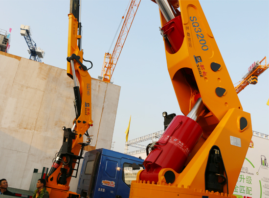 寶馬展(zhan)上佳恒(heng)油缸車(che)起重機(ji)展示