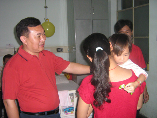 看望(wang)困難(nan)職工(gong)子女(nü)