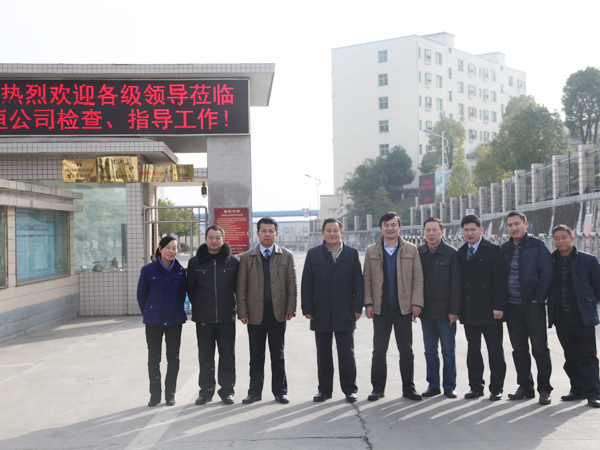 1中聯重(zhong)科品質管(guan)理部部長(zhang)、評審組組(zu)長張鑫（左(zuo)三）、佳恒公(gong)司總經理(li)楊永明（左(zuo)四）、中聯重(zhong)科總經理(li)劉贛榮（左(zuo)五）、中聯重(zhong)科生