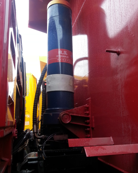 “佳(jia)恒”牌(pai)油缸(gang)在紅(hong)色車(che)身的(de)襯托(tuo)下，藍(lan)色烤(kao)漆越(yue)發閃(shan)亮耀(yao)眼