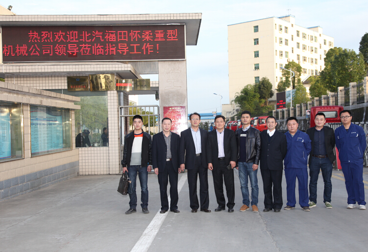 G佳恒(heng)公司副(fu)總經理(li)明廷海(hai)（左二）為(wei)懷柔重(zhong)機總經(jing)理總經(jing)理王峰(feng)（左三）佳(jia)恒公司(si)總經理(li)楊永明(ming)（左四）懷(huai)柔重機(ji)質量外(wai)檢科長(zhang)張超（